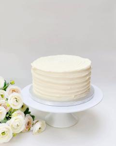 White buttercream textured wedding cake